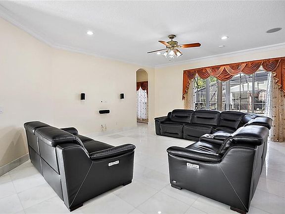 5th image of 827 Blairmont Ln