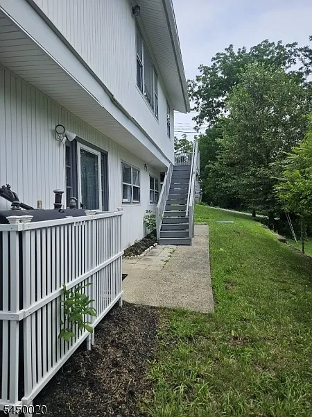 3 bed, 2.0 bath, 1560 sqft, $3,100 — Photo 2