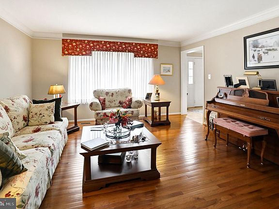 5th image of 102 Noble Ln