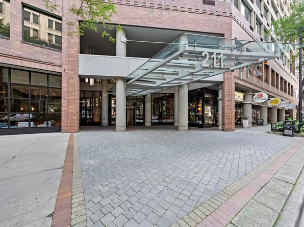 211 E Ohio St APT 720, Chicago, IL 60611