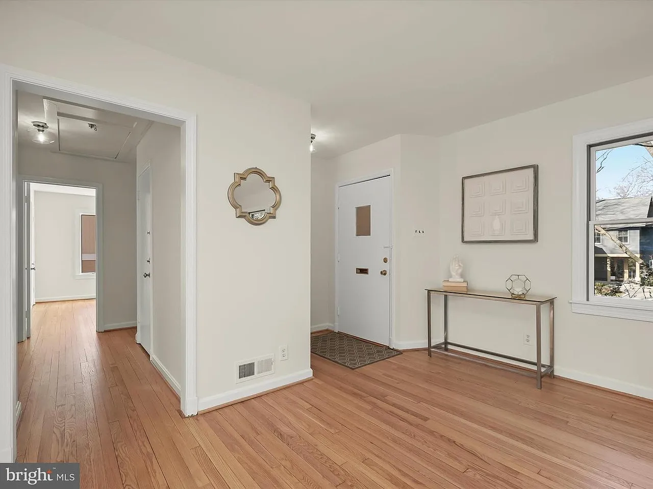 3 bed, 2300 sqft, $5,800 — Photo 2