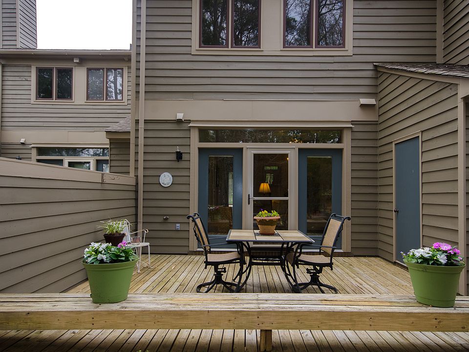 Private Deck w/Bench