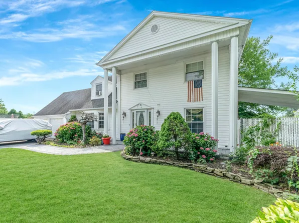 8 Mount Logan Court, Farmingville, NY 11738