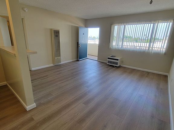 4th image of 18429 Prairie St #31