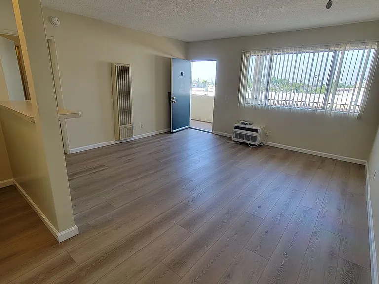 37 unit building close to CSUN! — Photo 4