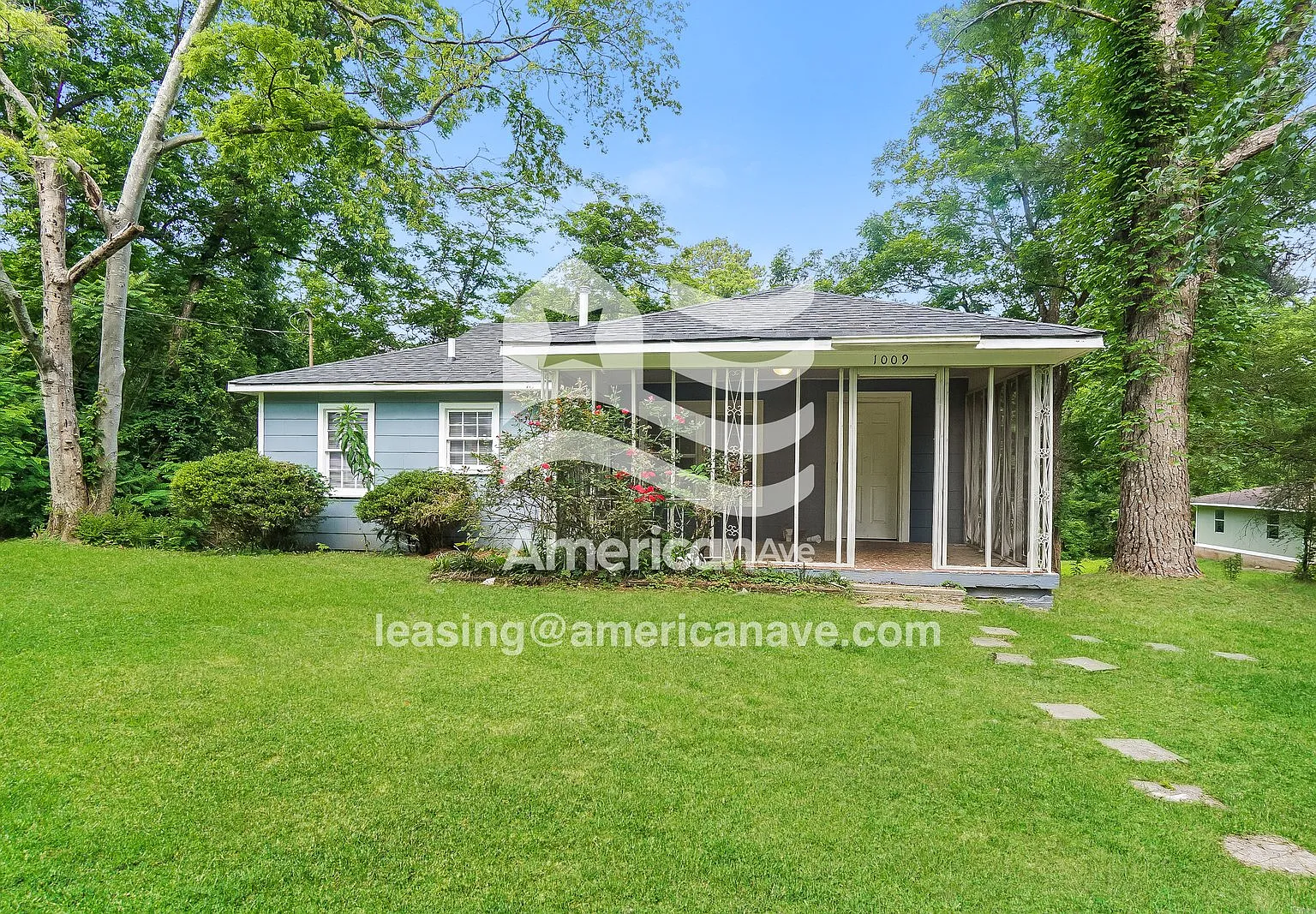 3 bed, 1.0 bath, 1200 sqft, $1,250 — Photo 1