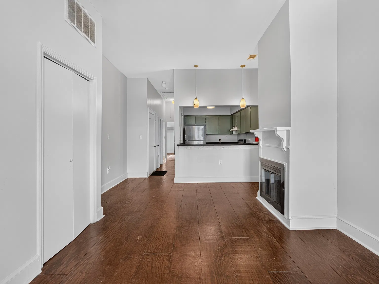 2 bed, 900 sqft, $1,895 — Photo 2