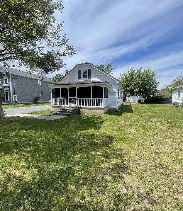 1st image of 305 Rosa St