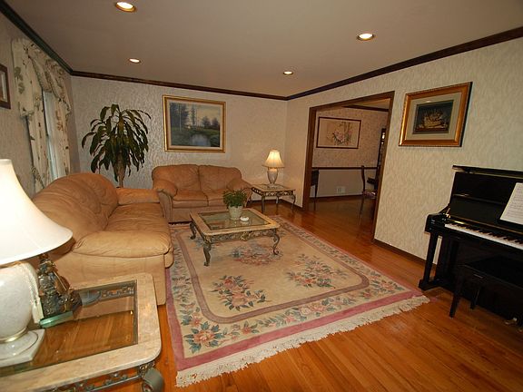 Living Room - hardwood floor, crown molding, recessed lights