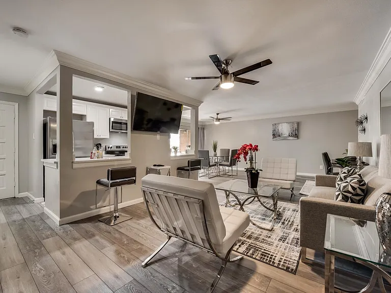 E Avenue J — Photo 2