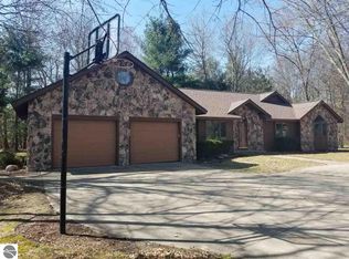2592 N Tamarack Dr, Midland, MI 48642