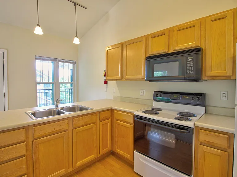 Scholar's Quad Collegiate Apartments — Photo 12