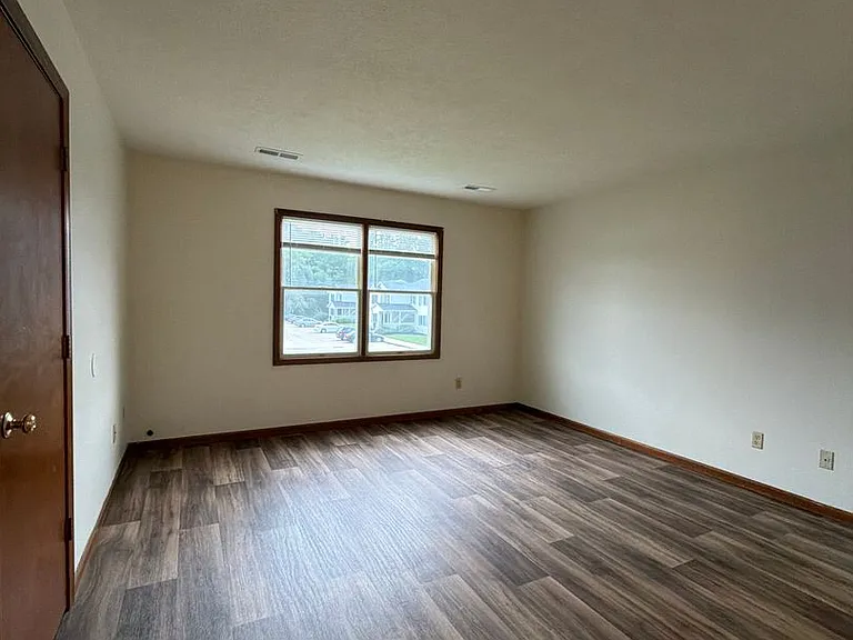 213 Stonewall Ct — Photo 3