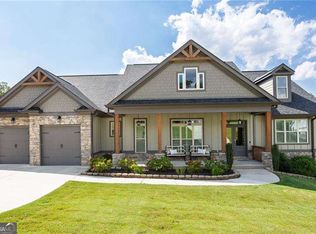 61 Roberson Dr, Cartersville, GA 30121