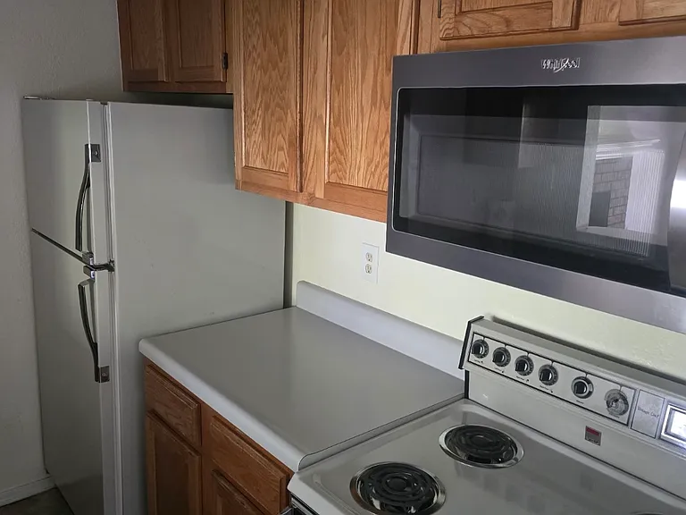 11525 N Meridian Ave #204 — Photo 8