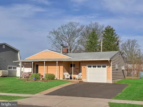 33 Twisting Ln, Levittown, PA 19054