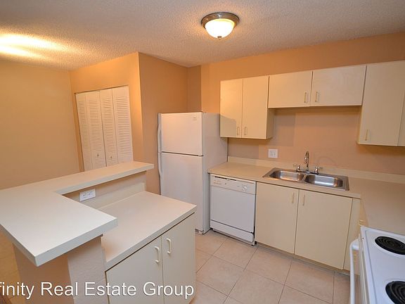 5th image of 390 Woodside Dr Unit 107