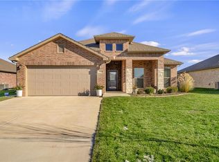 7541 Apache Rd, Shawnee, KS 66227