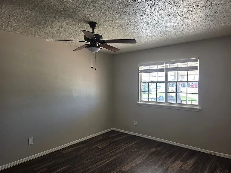 Discover Ridgewood Village Apartments in Moore, OK — Photo 13