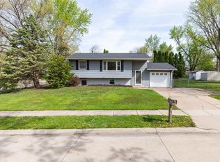 3164 Sunburst Dr, Bettendorf, IA 52722