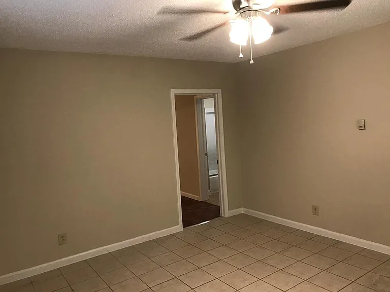 4223 Roseland Ave — Photo 6