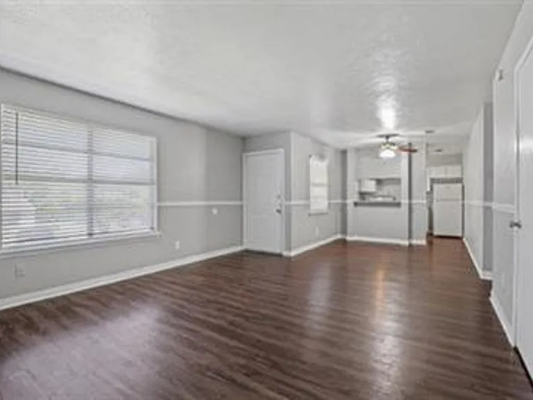 Ennis Place Apartments: Leasing Specials! Great location & Upgrades! — Photo 39
