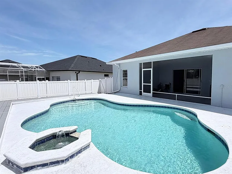 906 Berwick Dr — Photo 3