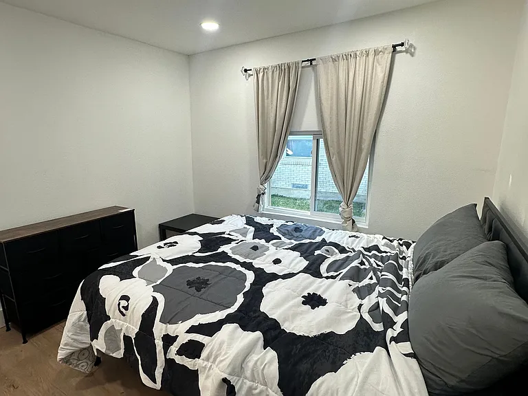 1219 Adelaide Dr — Photo 3