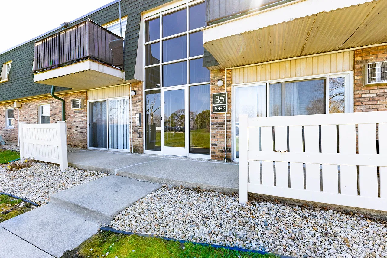 2 bed, 900 sqft, $1,975 — Photo 1