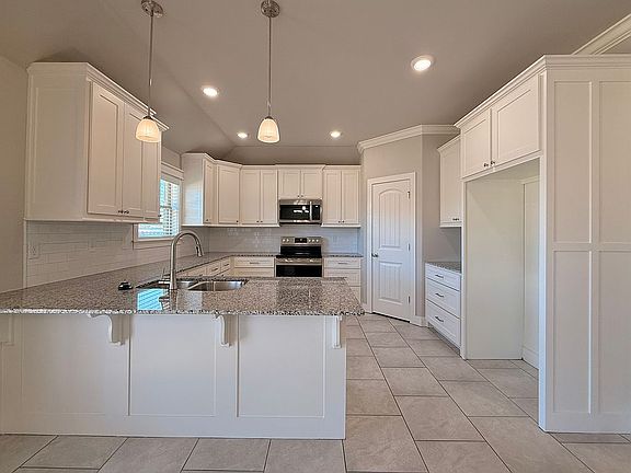 3rd image of 1050 Arden St