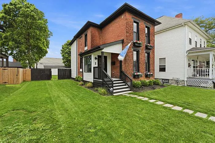 3 bed, 1336 sqft, $2,850 — Photo 2