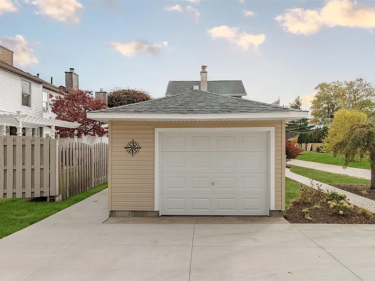33316 Jefferson Ave — Photo 2