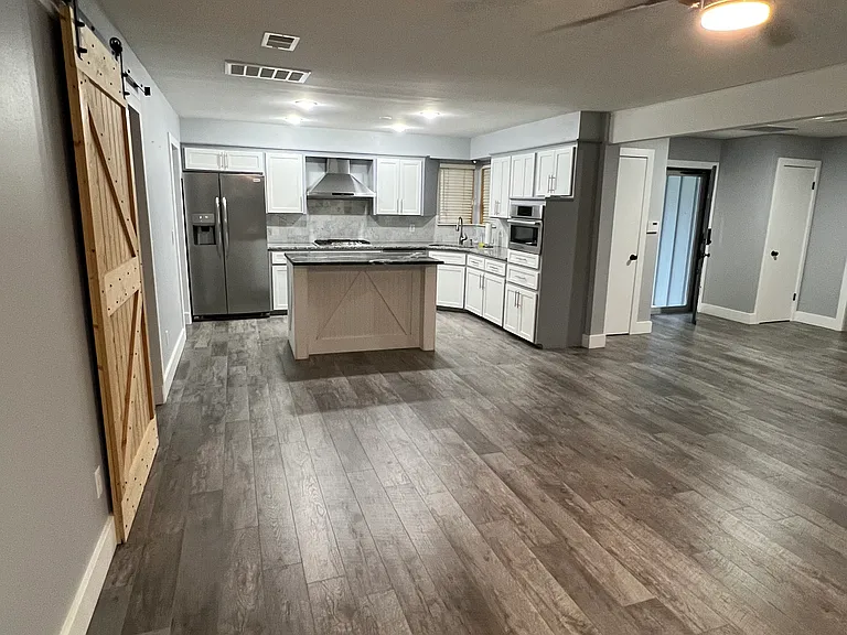 716 Victoria Dr — Photo 3
