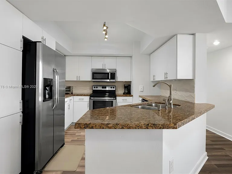 1800 Sunset Harbour Dr #1208 — Photo 15