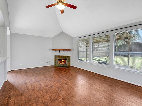 4th image of 715 Westwood North Drive