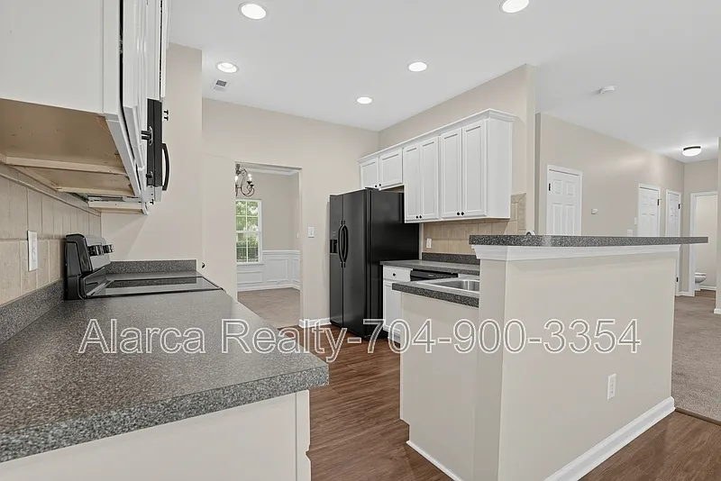 4 bed, 2.5 bath, 2340 sqft, $2,400 — Photo 4
