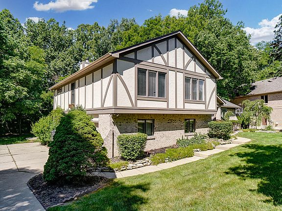 3rd image of 6465 Landsend Ct