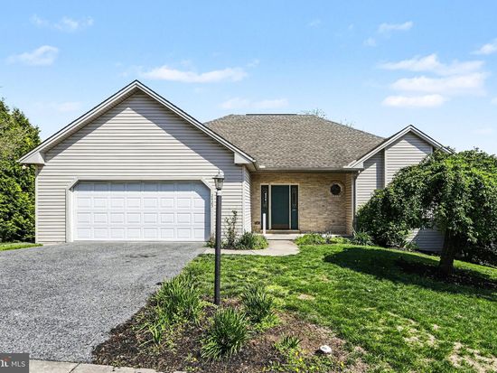 2425 Rolling Hills Dr, Mechanicsburg, PA 17055
