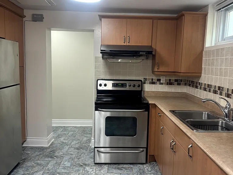 31 Whitelock Cres #BASEMENT — Photo 6