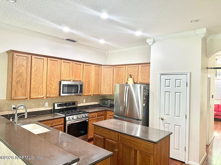 1932 Lyndhurst Dr — Photo 9