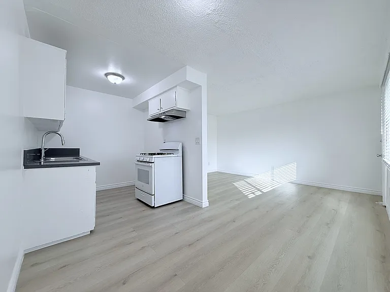 1139 Gardenia Ave #10 — Photo 2