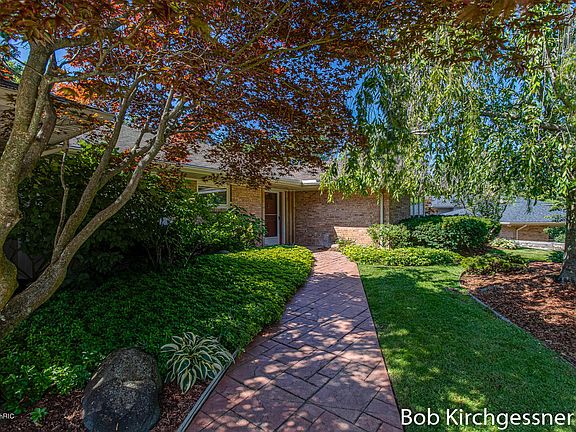 3rd image of 3120 Hathaway Dr SE