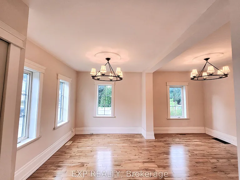 446 Macnab St N — Photo 7