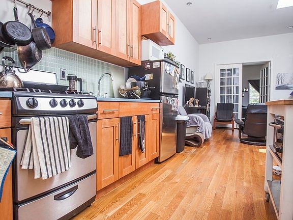 2nd image of 186 Jefferson St #3V
