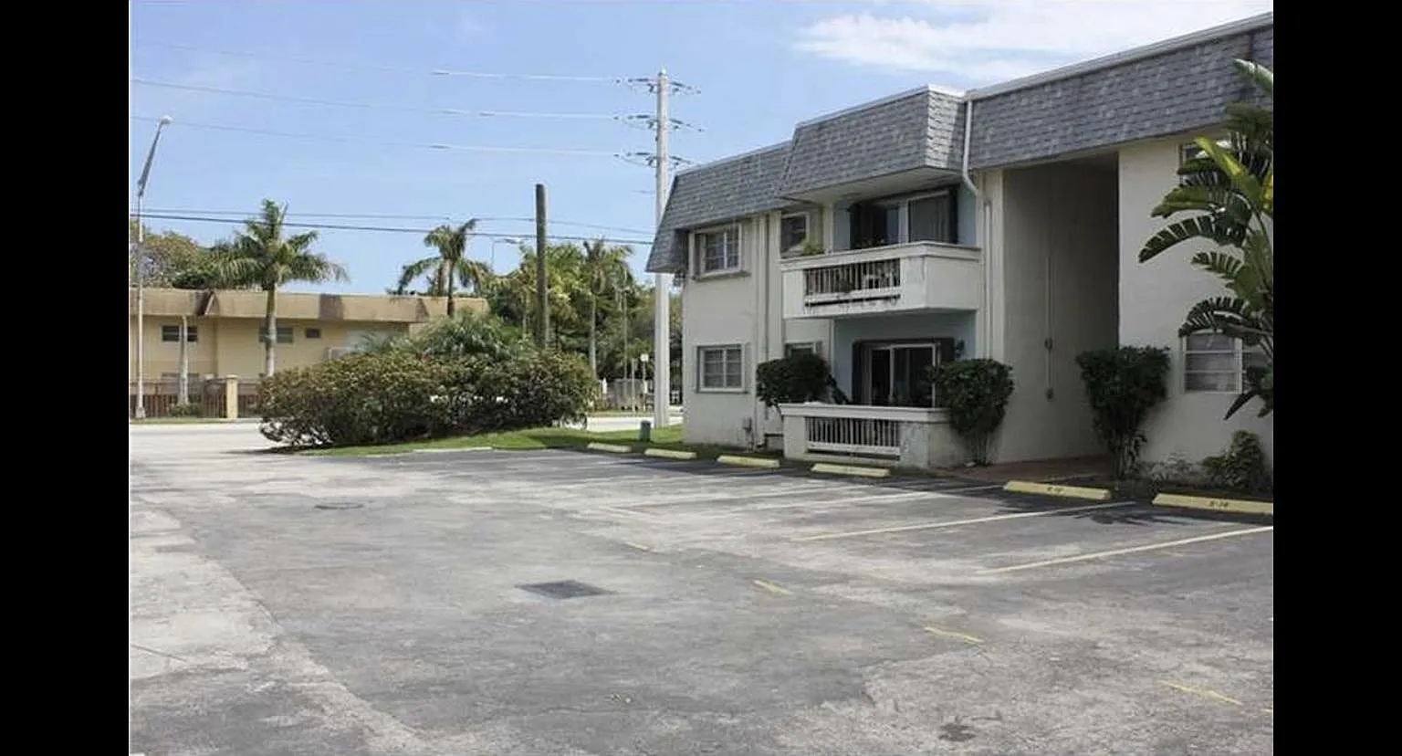 9370 SW 87th Ave — Photo 2