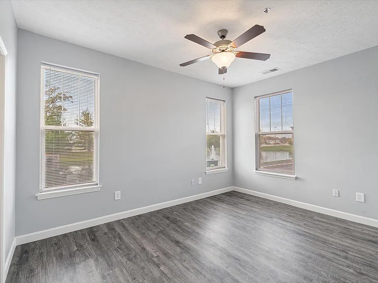 Richmond (Renovated) - 2 Bed / 2 Bath - 1,058 Sq.Ft.