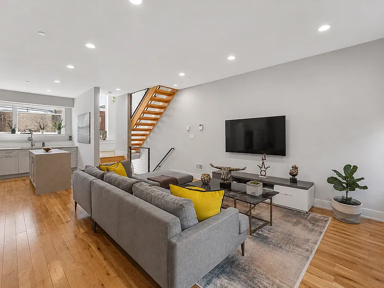 1726 Waterloo St — Photo 5
