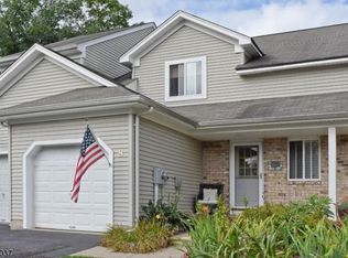8 Wind Meadow Trl, Hamburg, NJ 07419
