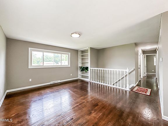 3rd image of 515 Rosary Dr
