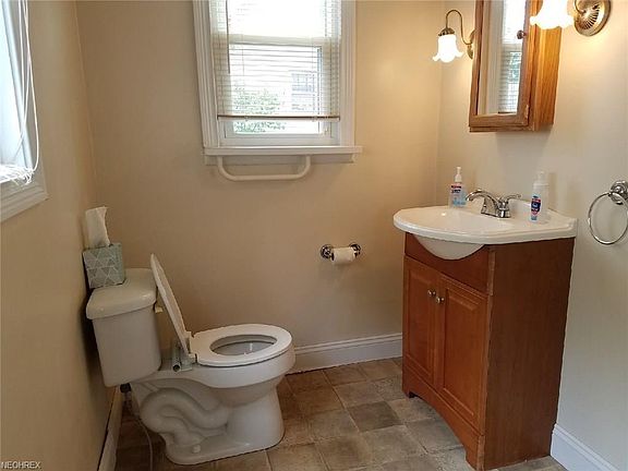 5th image of 221 Stewart St